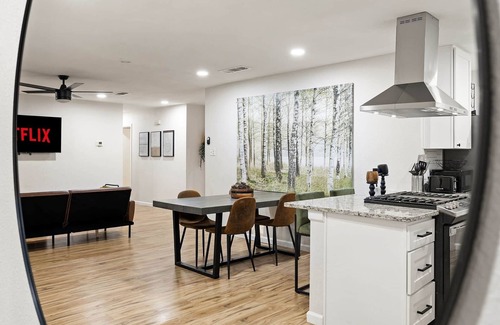 Denton House | Evergreen - Hot Tub | Outdoor Cinema | Near UNT