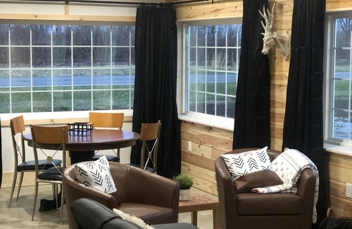 Ina Apartment | Evergreen Lodge newly remodeled studio apartment located close to Rend Lake