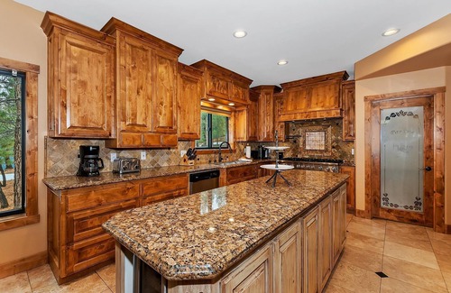 Evergreen Estates Cabin | Evergreen Manor by Destination Big Bear: Massive Luxury Retreat Close to Both Ski Resorts! Private Hot Tub! Game Room!