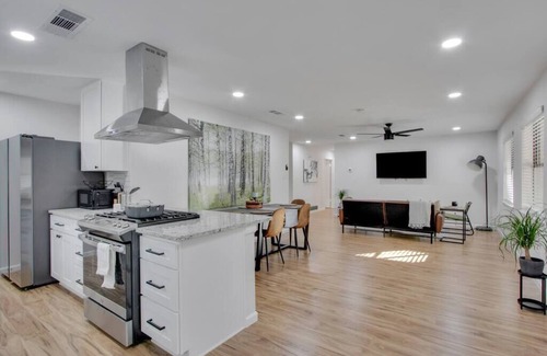 Denton House | Evergreen - Modern Home Near UNT