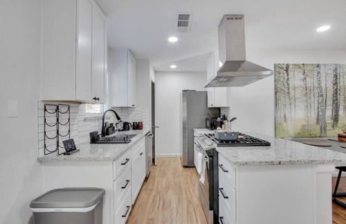 Denton House | Evergreen - Modern Home Near UNT