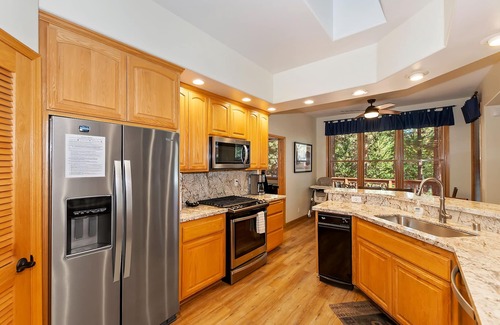 Summit Estates Cabin | Evergreen Retreat by Destination Big Bear: Close to Snow Summit! Pool Table! Fenced Yard! Spa! Single Story!
