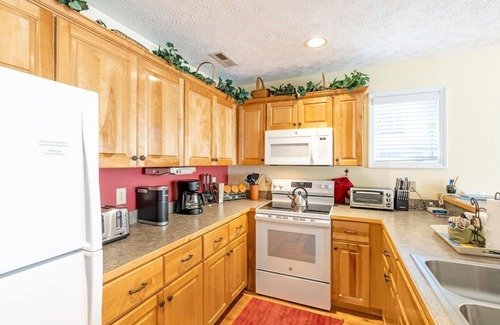 Foscoe Resort | Evergreens 521- Mountain Condo, Echota Gated Resort, Grandfather Mountain View, Indoor/Outdoor Po.