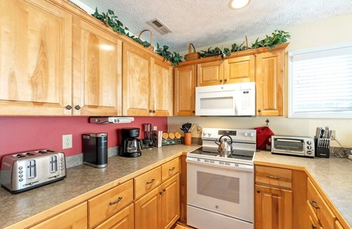 Foscoe Resort | Evergreens 521- Mountain Condo, Echota Gated Resort, Grandfather Mountain View, Indoor/Outdoor Po.