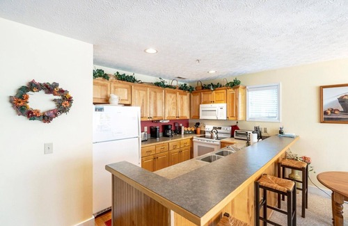 Foscoe Resort | Evergreens 521- Mountain Condo, Echota Gated Resort, Grandfather Mountain View, Indoor/Outdoor Po.