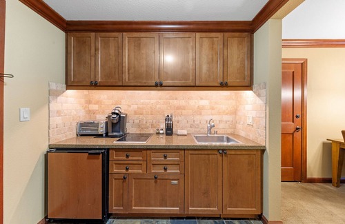 Olympic Valley Condo | Everline Fireplace Suite w/Studio #721/#723