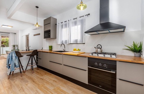 El Poble-sec Apartment | Everything in this completely reinvented 3 bedroom 2 bathroom rare find that can host 7 people