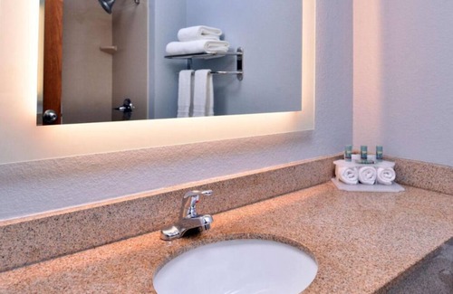 Blaine House | Everything You Need For The Perfect Vacation! 2 Classy Units, Pool, Free Parking