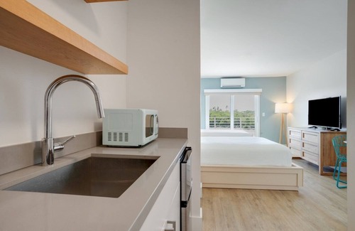 Islamorada Hotel | Everything You Need For The Perfect Vacation! 3 Convenient Units, FREE Parking!
