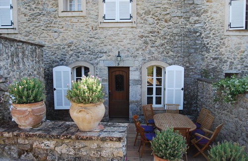 Lorgues Apartment | Everything you want for a relaxing holiday in beautiful gardens amidst vineyards