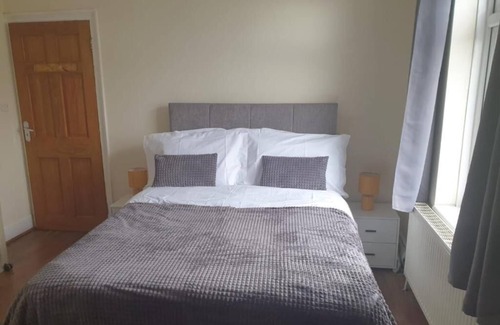 Gravesend Apartment | Evo View- 4 guests 2 bedrooms 2 double beds 1 bathroom Smart TV