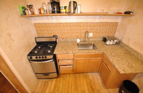 Weequahic House | EWR AIRPORT Multilevel Guest House Room with 2-3 Beds