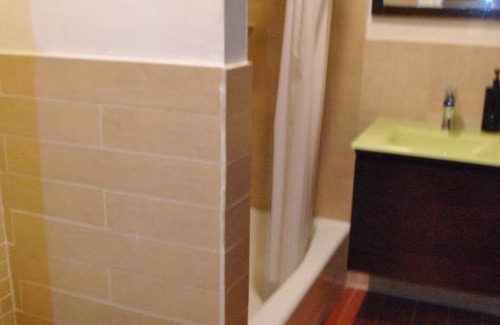 Weequahic House | EWR AIRPORT Multilevel Guest House Room with 2-3 Beds