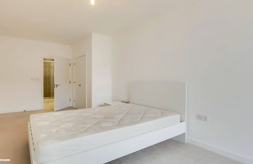 Newham Apartment | ExCeL London - Gorgeous 3 Bedroom condo, 2 Balcony and Nice View