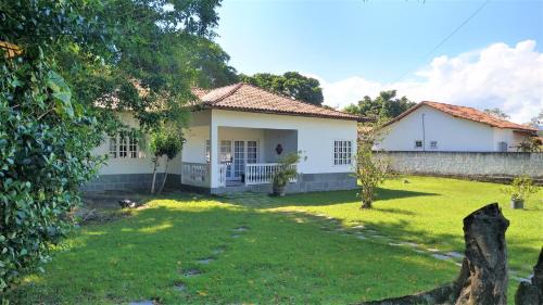 Jacone House | Excelente casa com 3 quartos com suíte quintal enorme gramado a 600m da praia em Saquarema muito espaço e privacidade total