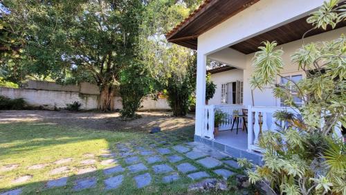 Jacone House | Excelente casa com 3 quartos com suíte quintal enorme gramado a 600m da praia em Saquarema muito espaço e privacidade total