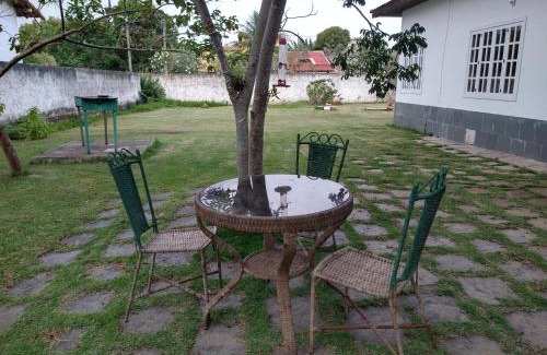 Jacone House | Excelente casa com 3 quartos com suíte quintal enorme gramado a 600m da praia em Saquarema muito espaço e privacidade total