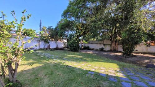 Jacone House | Excelente casa com 3 quartos com suíte quintal enorme gramado a 600m da praia em Saquarema muito espaço e privacidade total
