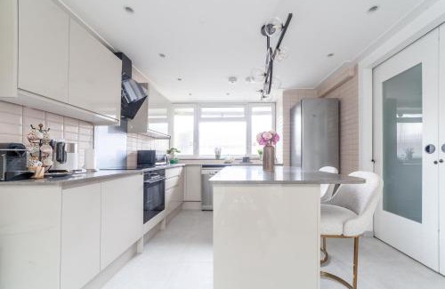 Newington Apartment | Excellent 3-Bed Flat In Elephant & Castle