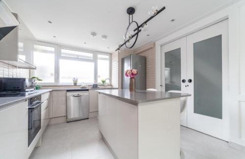 Newington Apartment | Excellent 3-Bed Flat In Elephant & Castle