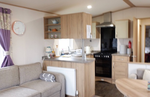 Colchester Cabin | Excellent Caravan 2 Bedrooms Sleeps 6