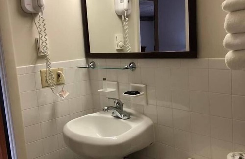 Campbelltown Hotel | Excellent Choice! 4 Budget-Friendly Units Near Zoo America, FREE Breakfast!