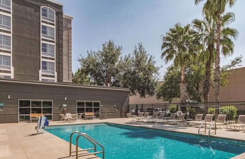 Arsenal House | Excellent Getaway Spot! 4 Units w/ FREE Bfast, Close to Tower of the Americas