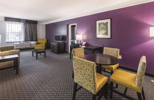 Arsenal House | Excellent Getaway Spot! 4 Units w/ FREE Bfast, Close to Tower of the Americas