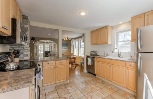 Greilickville House | Excellent locale 3BR 2BA bungalow. Near dwtn Traverse City, Wineries, and Water.