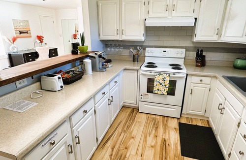 Springfield House | Excellent Location for Travelers. Entire House with King Bed
