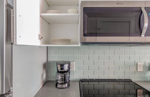 Mount Vernon Triangle Apartment | Excellent Mount Vernon Studio w/Roof Pool, nr Nightlife, by Blueground