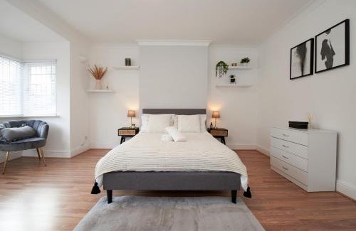 Golders Green Apartment | Excellent, Three bedroom North London Apartment with Free Parking