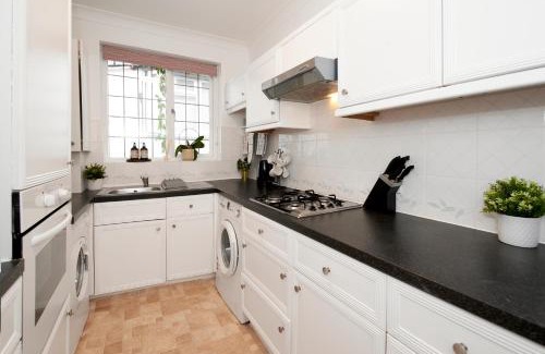 Golders Green Apartment | Excellent, Three bedroom North London Apartment with Free Parking