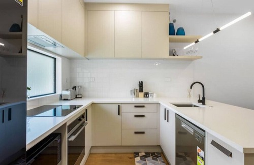 Greenlane - Ellerslie House | Exceptional 2BR in Ellerslie | Prime TV | WiFi |