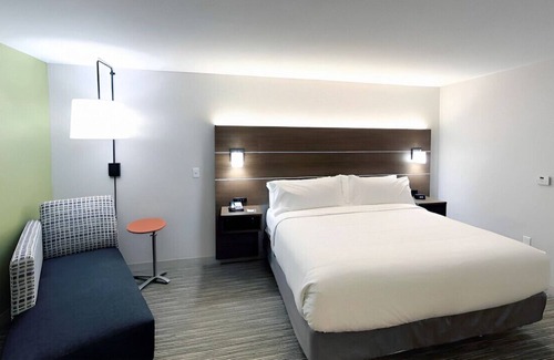 Livonia House | Exceptional Comfort in an Elegant Room! Free WiFi!