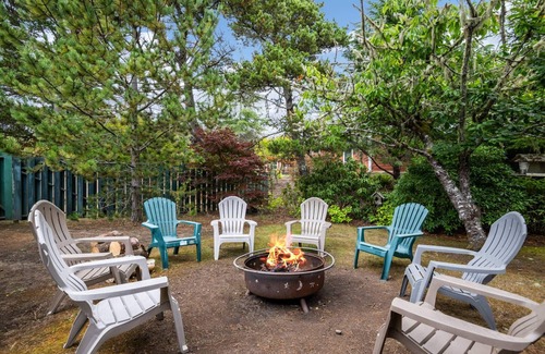 Surf Pines House | Exceptional Private Coastal Getaway, Fire-Pit, Ping Pong, Deck and Yard, 1/2 Mile to Beach