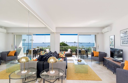 Cannes Old Town Apartment | Exceptional sea view - Near: Palais des Festivals, Croisette and town center