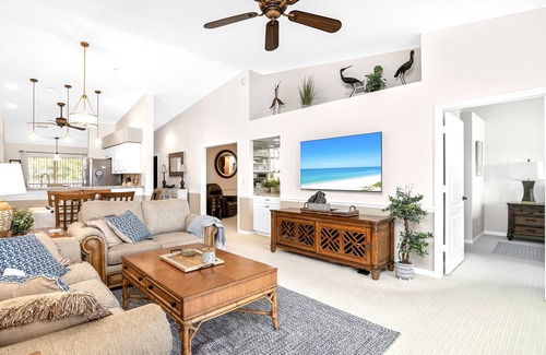 Bonita Springs Condo | Exceptional Stunner: Casa Familia 2BR+den, gated Highland Woods Country Club.