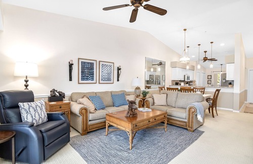 Bonita Springs Condo | Exceptional Stunner: Casa Familia 2BR+den, gated Highland Woods Country Club.