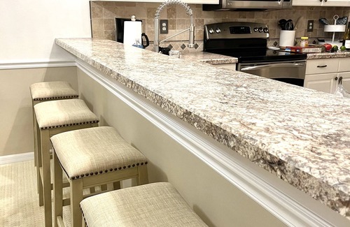 Bonita Springs Condo | Exceptional Stunner: Casa Familia 2BR+den, gated Highland Woods Country Club.