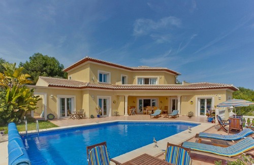 Urbanizacion La Mandarina Villa | EXCEPTIONAL VILLA SLEEPS 8, A/c, 4 BATHROOMS, PRIVATE POOL AND GARDEN