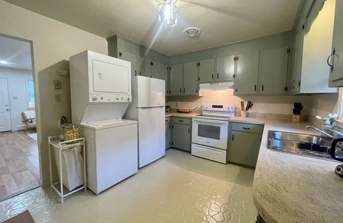 Northeast Virginia Beach House | Exceptionally clean cottage steps away to private beach!