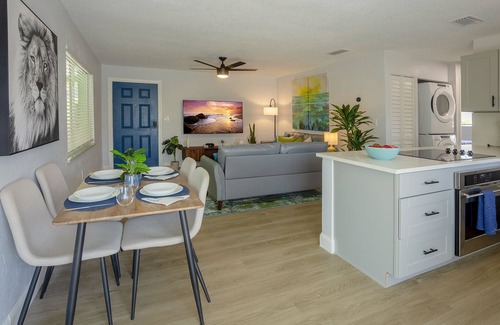 Dunedin Condo | Exceptionally Clean Comfy King Beds 1 Mi 2 Honeymoon Island Beach Pass Included