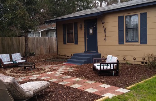 Pensacola House | Exceptionally Private fully Fenced Retro Navy Point Cottage-Fully Furnished