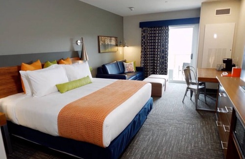 Circleville Hotel | Exciting Waterpark Escapade! 3 Beautiful Units with Free Parking!