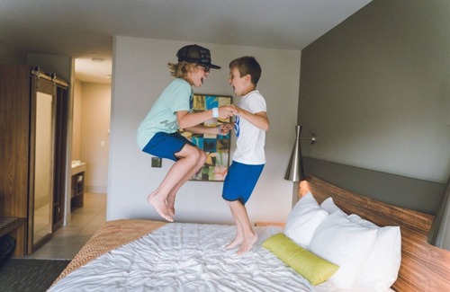 Circleville Hotel | Exciting Waterpark Escapade! 3 Beautiful Units with Free Parking!