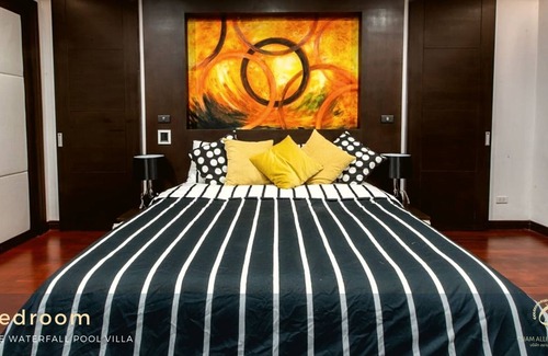 Khlong Tan Nuea Villa | Exclusive Waterfall Pool Vila in Bangkok