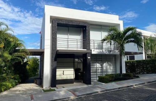 Girardot Villa | Exclusiva Casa Boutique Lagos del Peñon Club