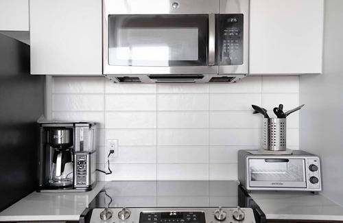 The Heights Apartment | Exclusive 1BR Apt with NYC View