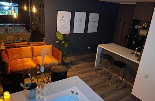 Antonio Narino Apartment | Exclusive 2 BR Loft + Jacuzzi & Great Amenities